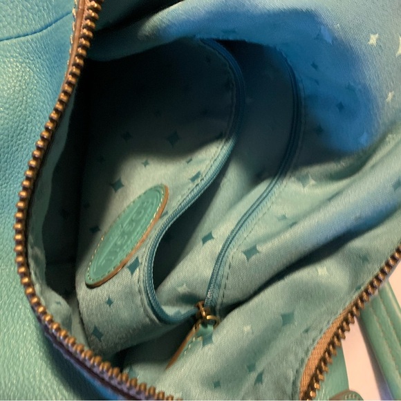 Fossil Tate Hobo Shoulder Bag 💯 %
Leather with gold hardware turquoise teal zip - Picture 6 of 8